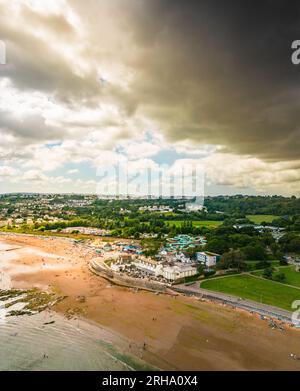 Paignton, Royaume-Uni. 15 août 2023. Des nuages sombres viennent sur Goodrington Beach, près de Paignton, dans le Devon. Crédit : Thomas Faull/Alamy Live News Banque D'Images