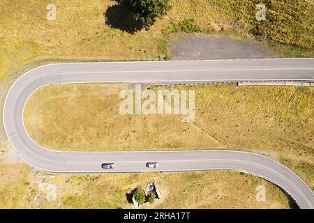 Documentation photographique aérienne des courbes d'un tronçon de route en montagne Banque D'Images