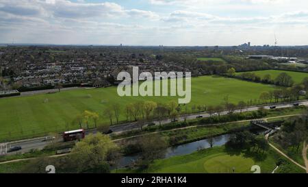 Vue aérienne de maisons neuves et anciennes sur un lotissement au Royaume-Uni prise avec DJI Mini 3 Pro en 4K. Banque D'Images