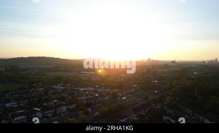 Vue aérienne de maisons neuves et anciennes sur un lotissement au Royaume-Uni prise avec DJI Mini 3 Pro en 4K. Banque D'Images