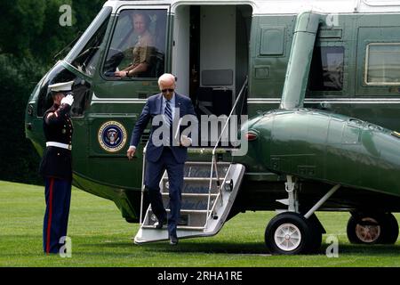 Le président américain Joe Biden arrive sur la pelouse sud de la Maison Blanche à son retour à Washington après des vacances à Rehoboth Beach le 14 août 2023. Crédit : Yuri Gripas/Pool via CNP/MediaPunch Banque D'Images