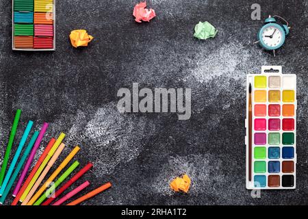 Retour à l'arrière-plan scolaire. Plasticine pour l'artisanat, stylos de coloration de pointe de feutre pour le dessin et peintures aquarelle. Papeterie colorée sur la table, mise à plat. EDU Banque D'Images