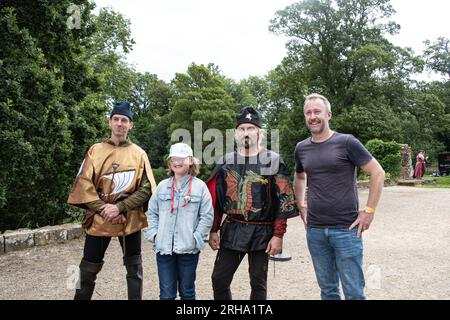 Kenilworth Angleterre juillet 29 2023 les chevaliers du tournoi de joute du château de Kenilworth rencontrent le public comme ils entrent avant le tournoi ayant Banque D'Images