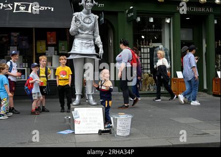 Édimbourg, Écosse, Royaume-Uni. 15 août 2023. Edinburgh Fringe : Jenny Jupiter l'Alien interagit avec les enfants sur le Royal Mile. Crédit : Craig Brown/Alamy Live News Banque D'Images