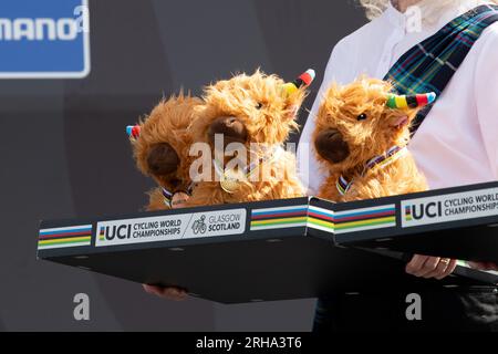 Championnats du monde de cyclisme UCI 2023 - cadeaux moelleux de vache des hautes terres présentés aux gagnants avec des médailles Banque D'Images