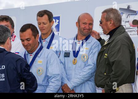 L'équipe de voltige français lors du Championnat de voltige WAC à Silverstone, UK. Gagnants avec trophée, trophées. Renaud Ecalle, François Le Vot Banque D'Images