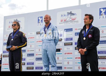 Renaud Ecalle vainqueur de la coupe Aresti aux Championnats du monde d'acrobatique à Silverstone, Royaume-Uni. Pilote français avec Equipe de Voltige. Podium des gagnants Banque D'Images