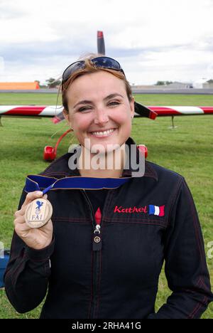 Brageot€ Kathel (€ Kathel Boulanger) médaillée de bronze aux Championnats du Monde de voltige 2009, Silverstone, Angleterre. Pilote de voltige féminine. Championne de France Banque D'Images