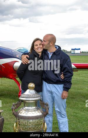 Renaud Ecale, pilote de voltige français, médaillé d'or des Championnats du monde d'acrobatie à Silverstone, Royaume-Uni. Avec sa femme Alice Ecalle. Coupe Aresti Banque D'Images