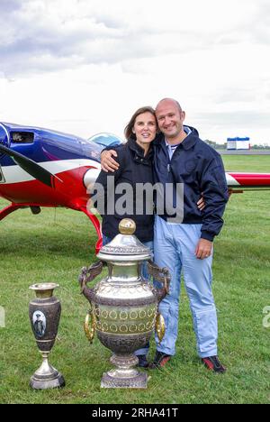 Renaud Ecale, pilote de voltige français, médaillé d'or des Championnats du monde d'acrobatie à Silverstone, Royaume-Uni. Avec sa femme Alice Ecalle. Coupe Aresti Banque D'Images