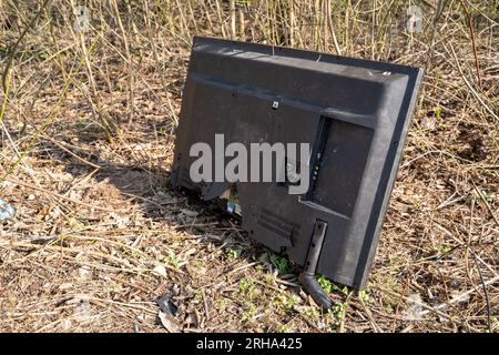 Vieille télévision cassée dans la nature Banque D'Images