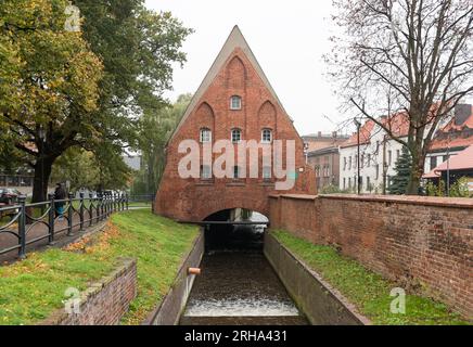 Petit moulin (Mały Młyn) à Gdansk sur la rivière Radunia Banque D'Images