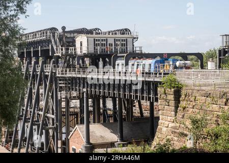 Le bateau d'excursion Edwin Clark entrant dans l'Anderton Boat Lift par le haut dans le Cheshire, Angleterre, Royaume-Uni Banque D'Images