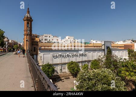 Séville, Espagne. La Capilla del Carmen (Chapelle du Carmel) et le Castillo de San Jorge (Château de Saint Georges) Banque D'Images