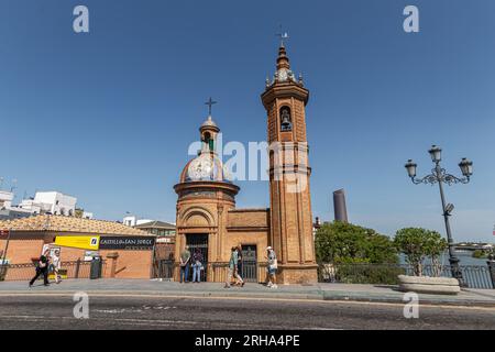 Séville, Espagne. La Capilla del Carmen (Chapelle du Carmel) également connue sous le nom d'Iglesia del Puente (Église du pont), par Anibal Gonzalez Banque D'Images