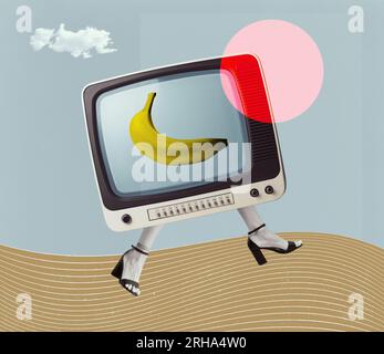 TV analogique vintage marchant avec des jambes humaines et banane sur l'écran, affiche de collage surréaliste Banque D'Images