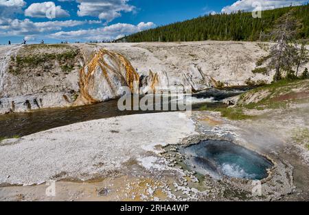 East Chinaman Spring à Firehole River, Upper Geyser Basin, parc national de Yellowstone, Wyoming, États-Unis d'Amérique Banque D'Images