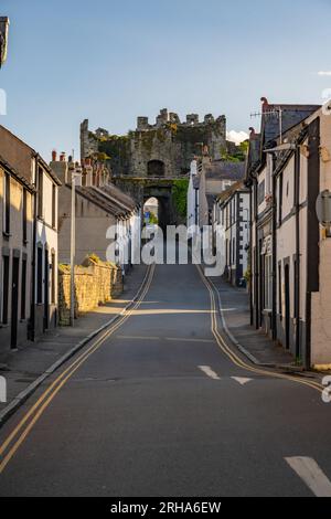 En regardant Upper Gate Street vers Upper Gate, Conwy North Wales Banque D'Images