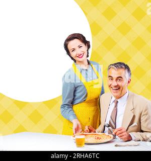 Happy vintage couple having dinner, elle est au service d'une pizza à son mari Banque D'Images