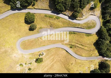 Documentation photographique aérienne des courbes d'un tronçon de route en montagne Banque D'Images