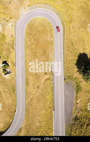 Documentation photographique aérienne des courbes d'un tronçon de route en montagne Banque D'Images