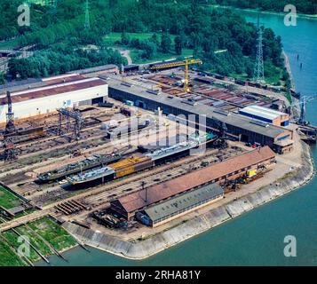 Strasbourg, Port-du-Rhin Port-du-Rhin bassin intérieur, usine de construction de barges, parc industriel, vue aérienne de la ville, Alsace, France, Europe, Banque D'Images