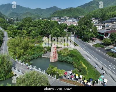 Hangzhou. 11 août 2023. Cette photo aérienne prise le 11 août 2023 montre des touristes visitant le village de Yucun dans le comté d'Anji, dans la province du Zhejiang dans l'est de la Chine. Crédit : Weng Xinyang/Xinhua/Alamy Live News Banque D'Images