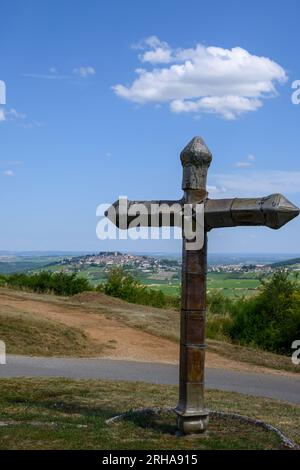 Vue sur la croix et Sancerre, ville médiévale perchée sur une colline dans le département du cher, France surplombant la vallée de la Loire avec vignobles d'appellation Sancerre Chavignol, Banque D'Images