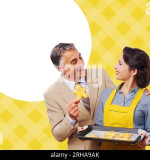 Vintage woman serving home made gingerbread men des cookies pour son mari Banque D'Images