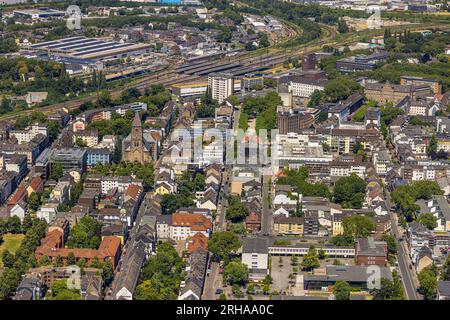 Vue aérienne, église de la ville et de la paroisse Herz-Jesu, réaménagement du chantier, Anne-Frank-Realschule, centre-ville, Oberhausen, région de la Ruhr, Rhin du Nord Banque D'Images