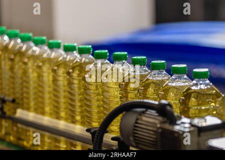 Bouteilles en plastique sur une ligne de production dans une usine britannique Banque D'Images