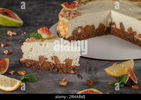 Tranche de cheesecake. Gâteau maison. Savoureux cheesecake. Cheesecake avec des baies sur fond gris. Gros plan Banque D'Images