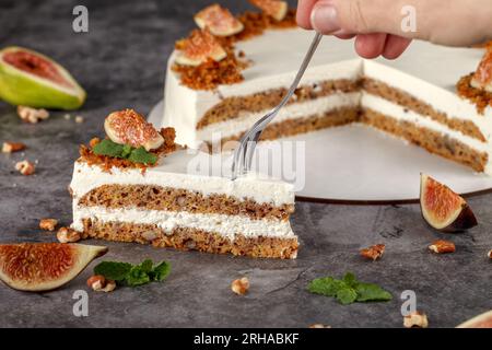 Gâteau aux carottes. Tranche sucrée de gâteau aux carottes sur fond gris. Gâteau aux carottes maison sain. Gros plan Banque D'Images