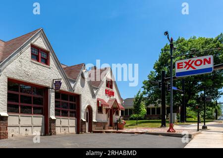 Vue extérieure d'une ancienne station-service Exxon Banque D'Images