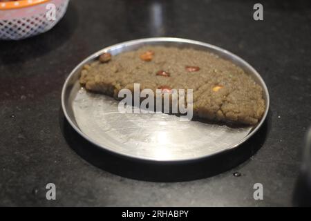 Suji ka halwa ou rava sheera ou ravyacha shira est un plat sucré indien, servi en dessert ou en offrande aux dieux. Banque D'Images