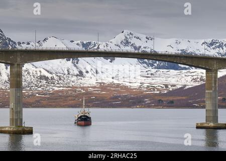 La drague aspirante à tuyau traînant, GERD STENSEN, drague le chenal de navigation en eau profonde sous le pont de Andøy, Risøyhamn, Norvège 9 mai 2023 Banque D'Images