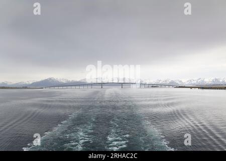 Le pont de la route Cantilever de 750 m, pont Andøy (Andøybrua), enjambe le détroit de Risøysundet, construit dans les années 1970, relie les îles dans le Vesterålen Archi Banque D'Images