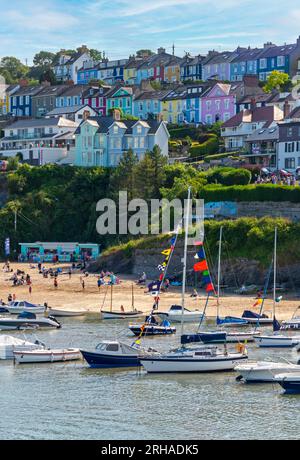 Bateaux à voile amarrés dans le port de New Quay, une station balnéaire surplombant Cardigan Bay dans Ceredigion West Wales UK Banque D'Images