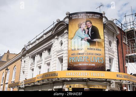 Nigel Havers et Patricia Hodge jouant dans la vie privée de Noel Coward à l'Ambassadors Theatre, West Street, Londres, WC2, Angleterre, ROYAUME-UNI Banque D'Images