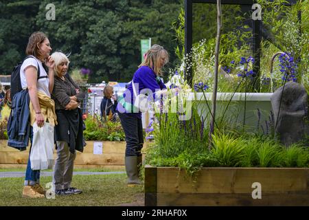 Les visiteurs voient le bain d'eau (gagnant du concours horticole lit surélevé) - RHS Tatton Park Flower Show 2023 Showground, Cheshire, Angleterre, Royaume-Uni. Banque D'Images