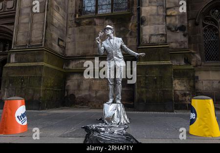 Royal Mile, Édimbourg, Écosse, Royaume-Uni, 15 août 2023. Edinburgh Fringe Street performers. Photo : un artiste de statue vivante peinte. Crédit : Sally Anderson/Alamy Live News Banque D'Images