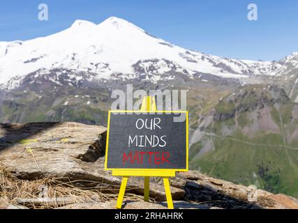 Nos esprits comptent ourmindsmatter symbole. Mots conceptuels nos esprits comptent sur un beau tableau noir à la craie noire. Beau fond de montagne Elbrus. Notre Banque D'Images