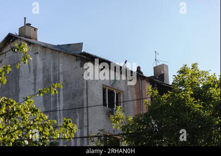 Lviv, Ukraine, 15 août 2023. Après le tir de roquette russe sur Lviv. La Russie a attaqué la ville de Lviv et l'oblast dans l'ouest de l'Ukraine avec des missiles. Les forces de défense aérienne ukrainiennes ont abattu une partie des missiles. Cependant, des fragments de missiles abattus sont tombés dans différents quartiers de la ville, endommageant des bâtiments résidentiels et blessant des personnes. Banque D'Images