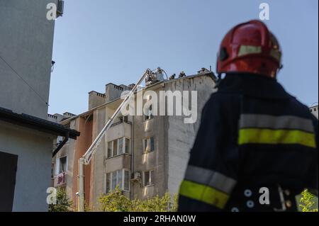 Lviv, Ukraine, 15 août 2023. Après le tir de roquette russe sur Lviv. La Russie a attaqué la ville de Lviv et l'oblast dans l'ouest de l'Ukraine avec des missiles. Les forces de défense aérienne ukrainiennes ont abattu une partie des missiles. Cependant, des fragments de missiles abattus sont tombés dans différents quartiers de la ville, endommageant des bâtiments résidentiels et blessant des personnes. Banque D'Images