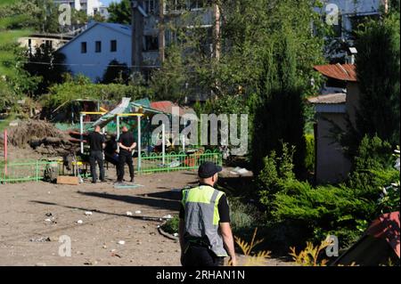 Lviv, Ukraine, 15 août 2023. Après le tir de roquette russe sur Lviv. La Russie a attaqué la ville de Lviv et l'oblast dans l'ouest de l'Ukraine avec des missiles. Les forces de défense aérienne ukrainiennes ont abattu une partie des missiles. Cependant, des fragments de missiles abattus sont tombés dans différents quartiers de la ville, endommageant des bâtiments résidentiels et blessant des personnes. Banque D'Images