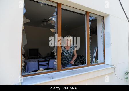 Lviv, Ukraine, 15 août 2023. Après le tir de roquette russe sur Lviv. La Russie a attaqué la ville de Lviv et l'oblast dans l'ouest de l'Ukraine avec des missiles. Les forces de défense aérienne ukrainiennes ont abattu une partie des missiles. Cependant, des fragments de missiles abattus sont tombés dans différents quartiers de la ville, endommageant des bâtiments résidentiels et blessant des personnes. Banque D'Images