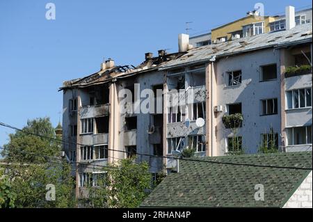 Lviv, Ukraine, 15 août 2023. Après le tir de roquette russe sur Lviv. La Russie a attaqué la ville de Lviv et l'oblast dans l'ouest de l'Ukraine avec des missiles. Les forces de défense aérienne ukrainiennes ont abattu une partie des missiles. Cependant, des fragments de missiles abattus sont tombés dans différents quartiers de la ville, endommageant des bâtiments résidentiels et blessant des personnes. Banque D'Images