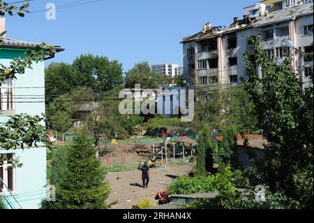 Lviv, Ukraine, 15 août 2023. Après le tir de roquette russe sur Lviv. La Russie a attaqué la ville de Lviv et l'oblast dans l'ouest de l'Ukraine avec des missiles. Les forces de défense aérienne ukrainiennes ont abattu une partie des missiles. Cependant, des fragments de missiles abattus sont tombés dans différents quartiers de la ville, endommageant des bâtiments résidentiels et blessant des personnes. Banque D'Images