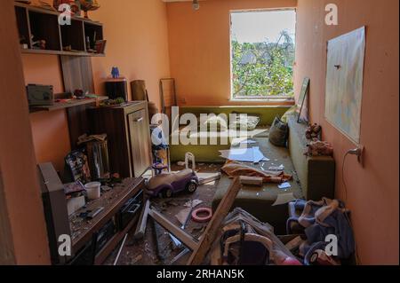 Lviv, Ukraine, 15 août 2023. Après le tir de roquette russe sur Lviv. La Russie a attaqué la ville de Lviv et l'oblast dans l'ouest de l'Ukraine avec des missiles. Les forces de défense aérienne ukrainiennes ont abattu une partie des missiles. Cependant, des fragments de missiles abattus sont tombés dans différents quartiers de la ville, endommageant des bâtiments résidentiels et blessant des personnes. Banque D'Images