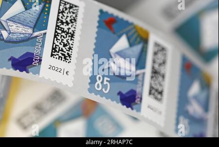 Viersen, Allemagne - juin 9. 2023 : gros plan de timbres allemands avec prix d'affranchissement pour la livraison de lettres Banque D'Images